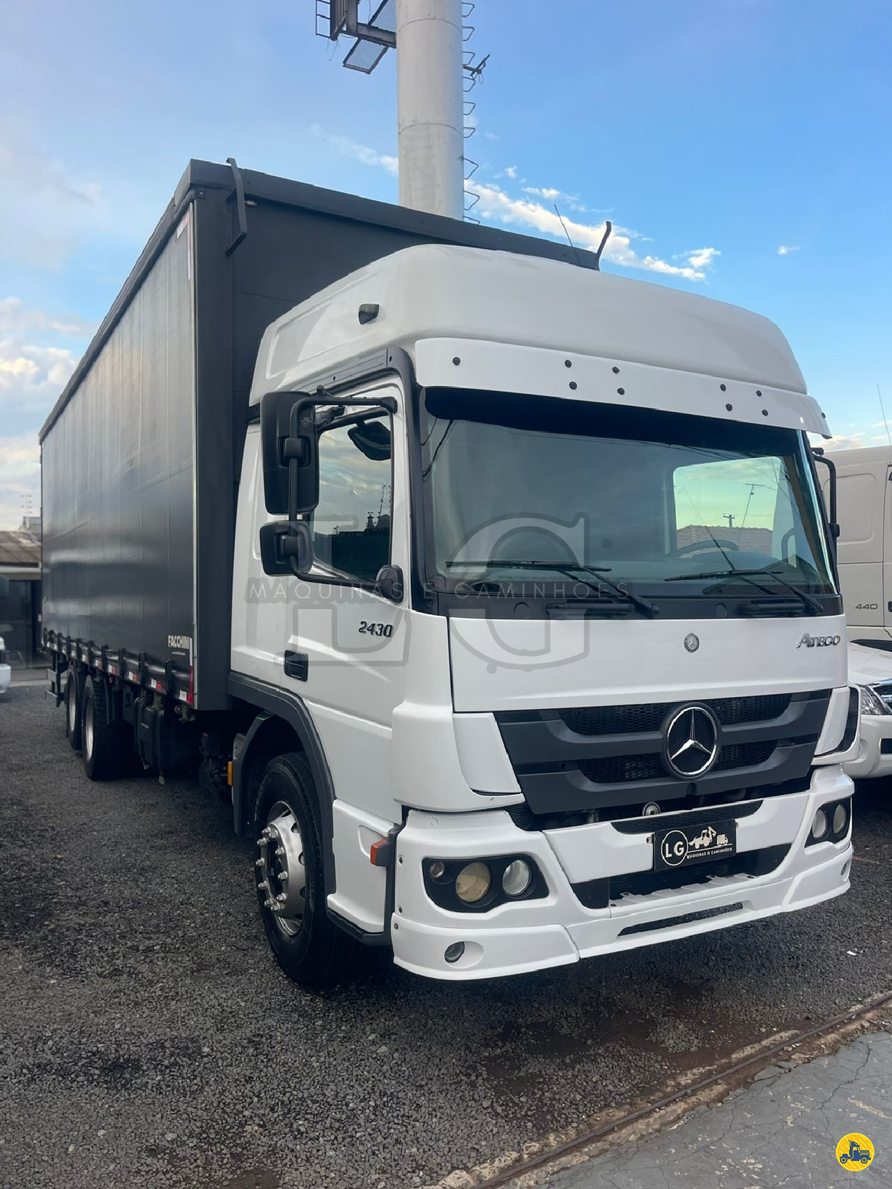 CAMINHAO MERCEDES-BENZ MB 2430 Baú Sider Truck 6x2 LG Máquinas e Caminhões SUMARE SÃO PAULO SP